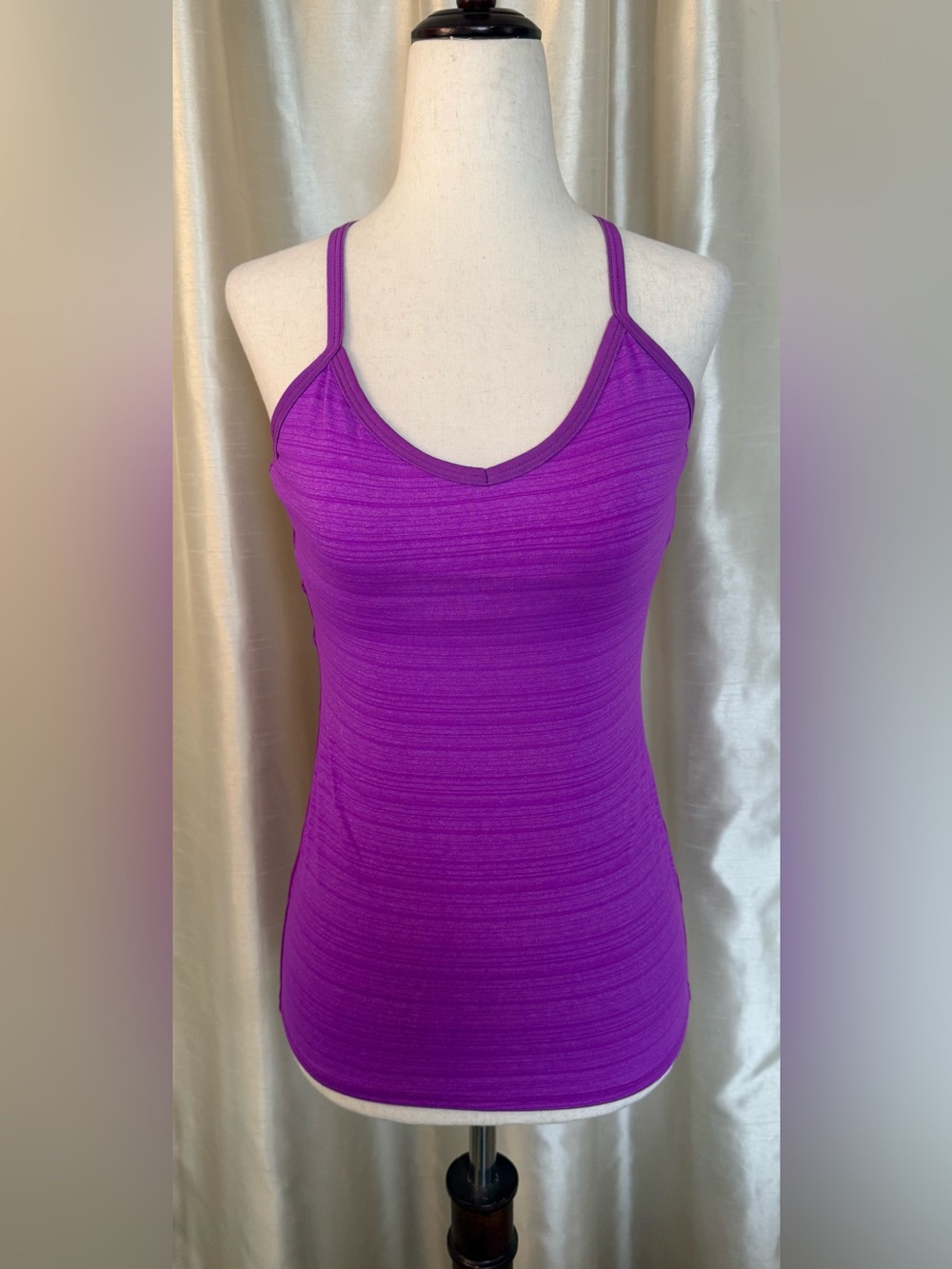 Beyond Yoga crossback fuchsia built-in bra Tank EUC Size XS